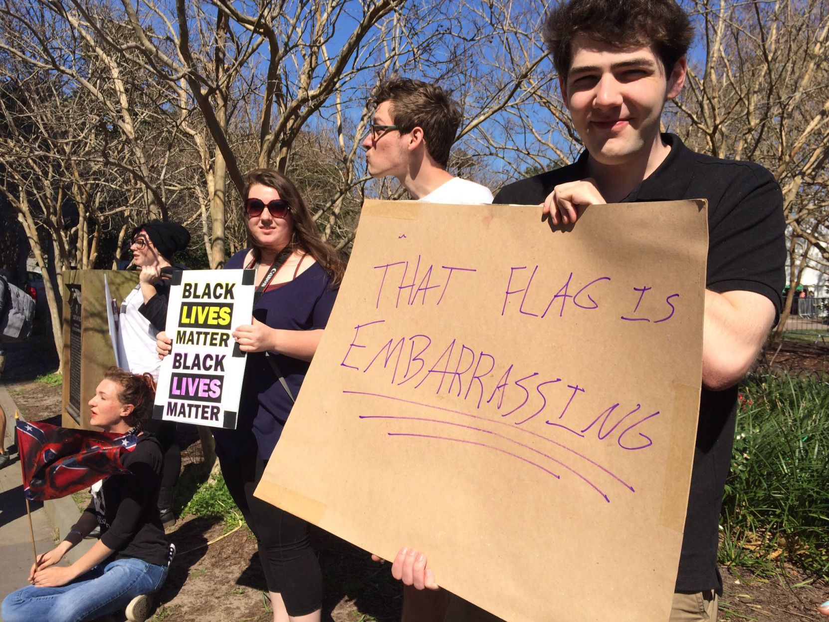 People protest the confederate flags around Charleston
